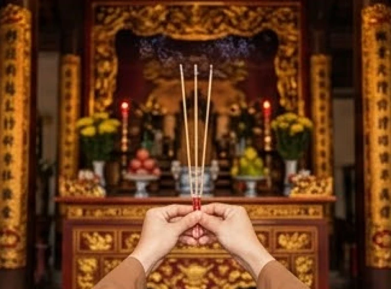 Người đi lễ thắp hương kính cẩn tại Ban Thổ Công và Ban Công Đồng trước khi vào điện chính