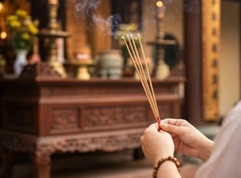 Người hành hương thành tâm thắp hương và chắp tay cầu nguyện trước chánh điện Miếu Bà Chúa Xứ Núi Sam