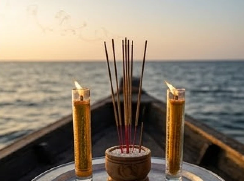 Văn khấn Bà Cậu tại ghe thuyền: Bài cúng chuẩn và vị trí dâng lễ 2 Khung cảnh nhang đèn cháy đượm trên mâm cúng Thủy thần vào lúc sáng sớm khi mặt trời vừa ló rạng