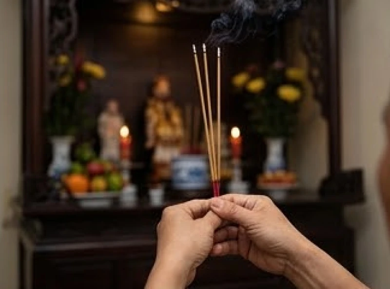 Văn khấn rằm tháng Giêng: Trình tự từng ban và quy tắc hóa vàng 2 Gia chủ thành tâm thắp hương cúng rằm tháng Giêng vào khung giờ hoàng đạo buổi sáng