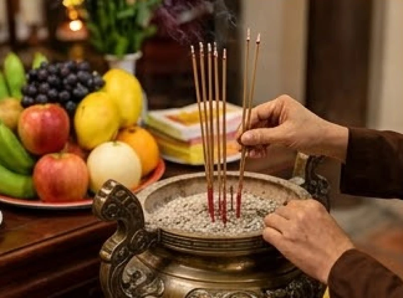 Văn khấn miếu Ngũ Hành: Bài cúng chuẩn và sắm lễ ngũ sắc 9 Người đi lễ cẩn thận thắp nhang và chờ nhang cháy qua vạch hai phần ba trước khi xin hạ lễ