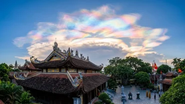Hình ảnh mây rực rỡ sắc màu trên bầu trời Việt Nam minh họa cho việc thấy mây ngũ sắc là điềm gì