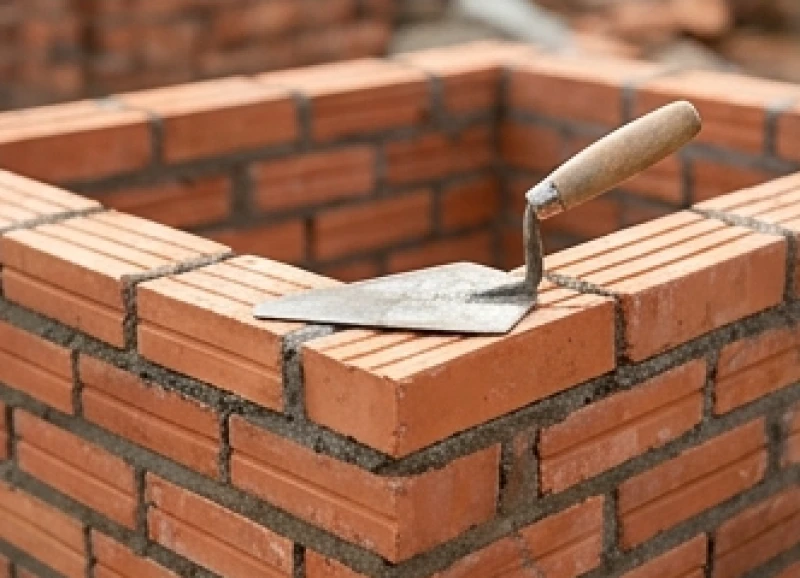 Cảnh đổ móng và xây gạch diễn ra thuận lợi trong những tháng đại cát của năm Đinh Mùi