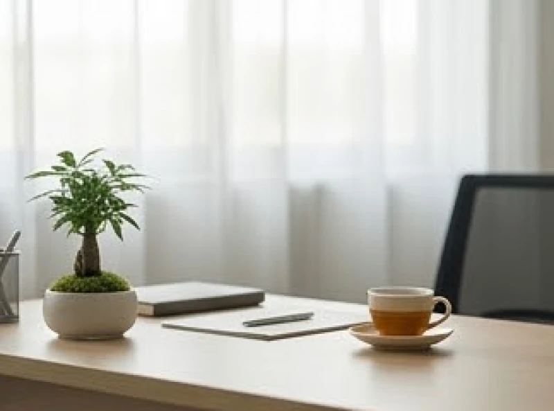 Góc làm việc gọn gàng với ánh sáng êm dịu giúp tâm trí tĩnh lặng trước áp lực thị phi công sở