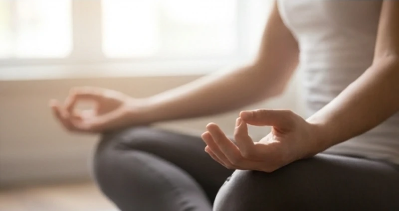 Gò Hỏa Tinh trên bàn tay: Quy tắc định vị và giải mã hình thái 7 Người tập trung hít thở sâu với hai bàn tay thả lỏng đặt nhẹ nhàng trên đầu gối