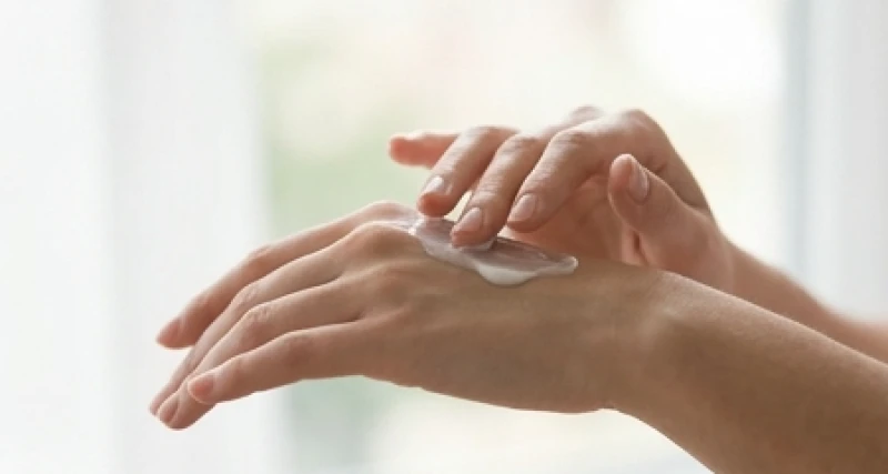 Đường chỉ tay mờ và rối: Ý nghĩa vận mệnh và góc nhìn y khoa 8 Bôi kem dưỡng ẩm chứa ceramide lên lòng bàn tay để làm mềm da và giảm mờ rối đường chỉ.