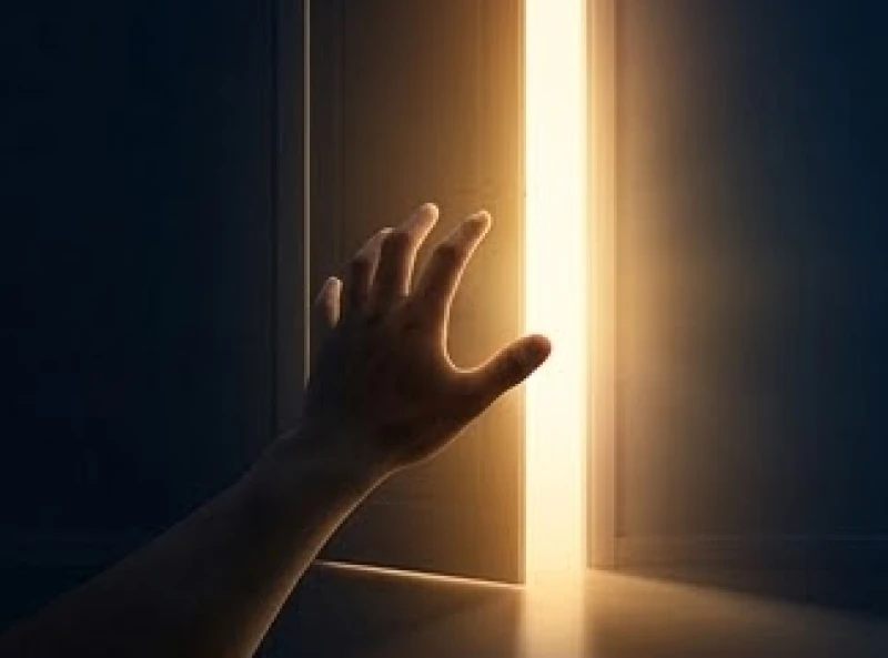 Mơ bị bắt cóc: Giải mã điềm báo tâm lý và cách hóa giải 3 Bàn tay vươn về phía ánh sáng rực rỡ tượng trưng cho sự giải thoát khỏi ác mộng