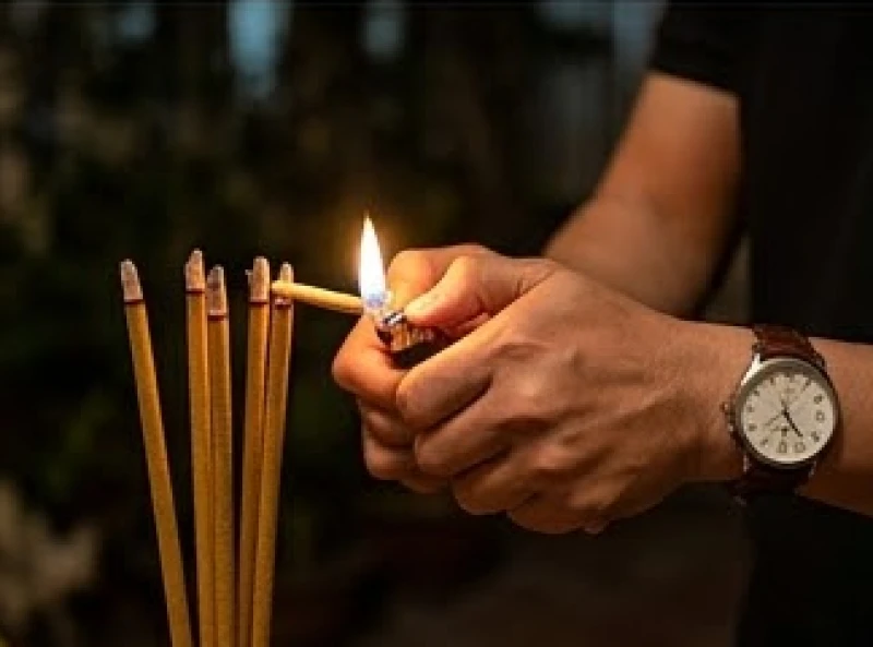 Văn khấn giao thừa ngoài trời: Bài cúng chuẩn và cách đặt mâm 9 Đôi bàn tay cẩn thận châm lửa vào những nén hương to chuẩn bị cho thời khắc đồng hồ điểm đúng không giờ