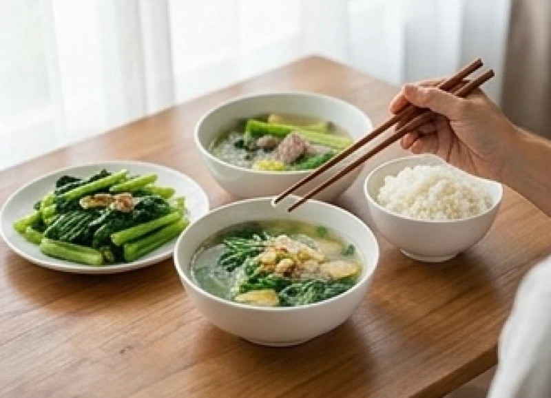 Bữa ăn lành mạnh với nhiều rau xanh được chuẩn bị để cải thiện chức năng của hệ tiêu hóa và dạ dày