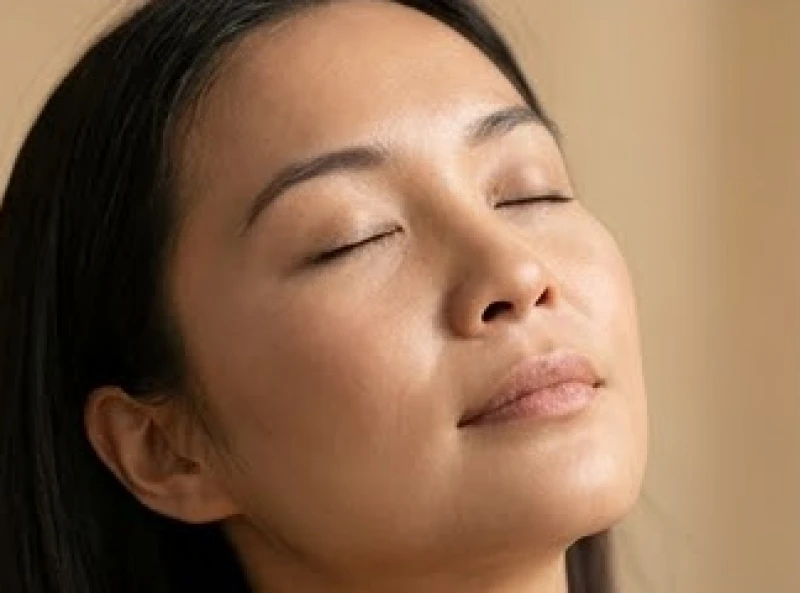 Trạng thái thả lỏng các nhóm cơ mặt và hít thở sâu để điều chỉnh thần sắc trước những tình huống căng thẳng