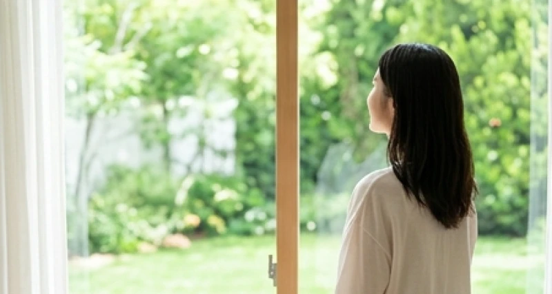 Mắt giật ở nữ là điềm gì? Giải mã tâm linh 24h & y khoa 8 Người phụ nữ đang phóng tầm mắt nhìn ra không gian xanh mát để thư giãn thủy tinh thể sau nhiều giờ làm việc