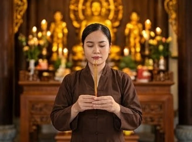 Người đi lễ thắp hương kính cẩn theo đúng thứ tự các ban thờ tại đền