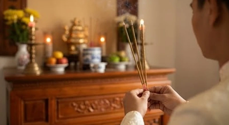 Người chủ lễ trang nghiêm thắp hương trước ban thờ để thỉnh mời thần linh cai quản và gia tiên