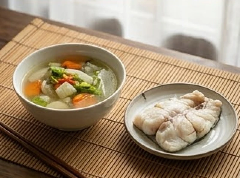 Bát súp dinh dưỡng và cá hấp mềm giúp người già tiêu hóa tốt trong mùa hè