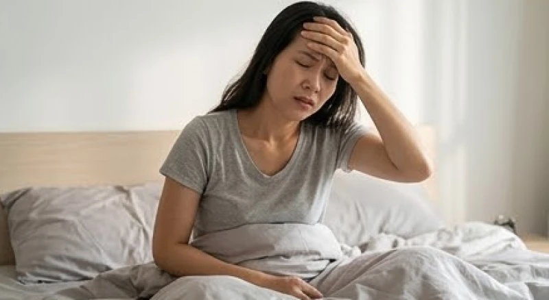 Mơ thấy dọn dẹp nhà cửa: Điềm báo tâm linh và góc nhìn tâm lý 3 Người phụ nữ nhăn trán thức dậy với vẻ mặt mệt mỏi sau giấc mơ phải dọn dẹp liên tục