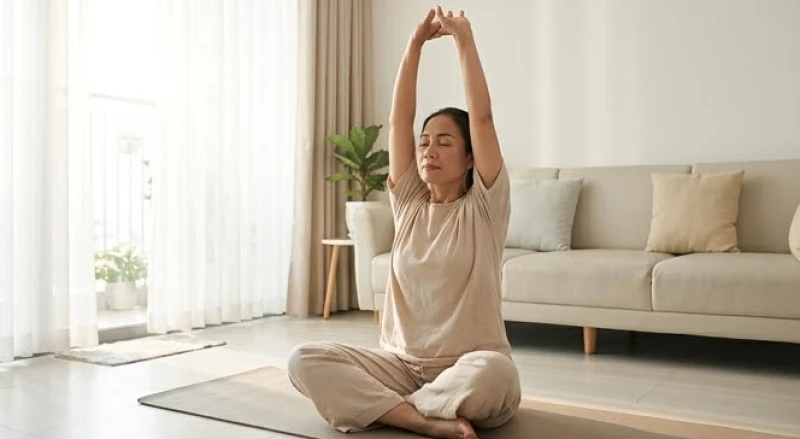 Người tập vươn mình thực hiện động tác giãn cơ nhẹ nhàng buổi sáng để nâng cao sức khỏe tuổi Dần