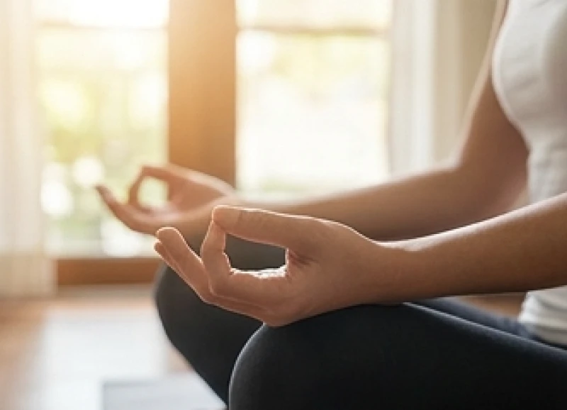 Đôi bàn tay thả lỏng nhẹ nhàng đặt trên đầu gối trong tư thế ngồi thiền mang lại cảm giác bình yên thanh thản