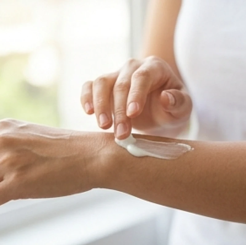 Ngứa và nhức trên cơ thể là điềm gì: Giải mã tâm linh và y khoa 6 Thoa kem dưỡng ẩm làm dịu vùng da bị ngứa và khô rát trên cánh tay