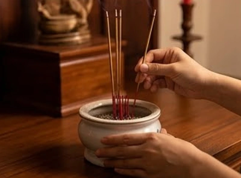 Bát hương rung là điềm gì: Phân biệt nguyên nhân & cách an vị 9 Thao tác rút bớt chân nhang cũ một cách nhẹ nhàng, chỉ giữ lại số lượng lẻ trong bát hương