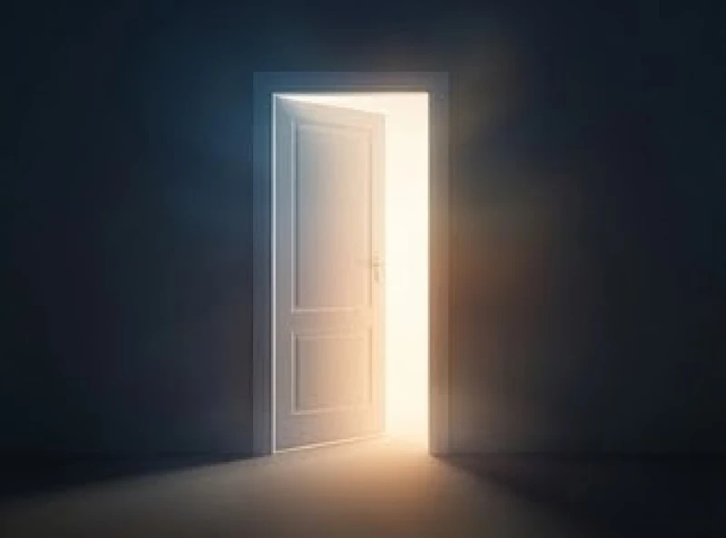 Cánh cửa ánh sáng mờ ảo giữa không gian tối đại diện cho những thông điệp ẩn giấu mà giấc mơ lặp lại muốn truyền tải