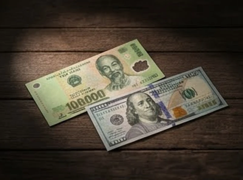 Mơ thấy tờ tiền 100: Giải mã điềm báo & bộ số tài lộc 3 Hai tờ tiền 100 nghìn đồng và 100 đô la Mỹ đặt cạnh nhau minh họa cho các điềm báo tài lộc ngoại cảnh lẫn nội bộ