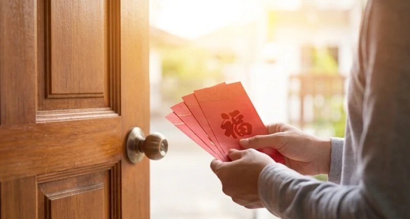 Tử vi tuổi Tỵ năm 2027: chi tiết vận hạn và trình tự cúng sao 14 Bàn tay cầm những tờ tiền màu đỏ may mắn khi bước ra khỏi nhà vào buổi sáng