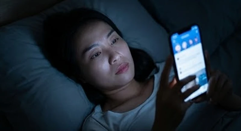 Mơ thấy chồng mình có con với người khác: Điềm báo & sổ mơ 5 Người phụ nữ trằn trọc lướt điện thoại trong bóng tối đọc những tin tức tiêu cực về hôn nhân