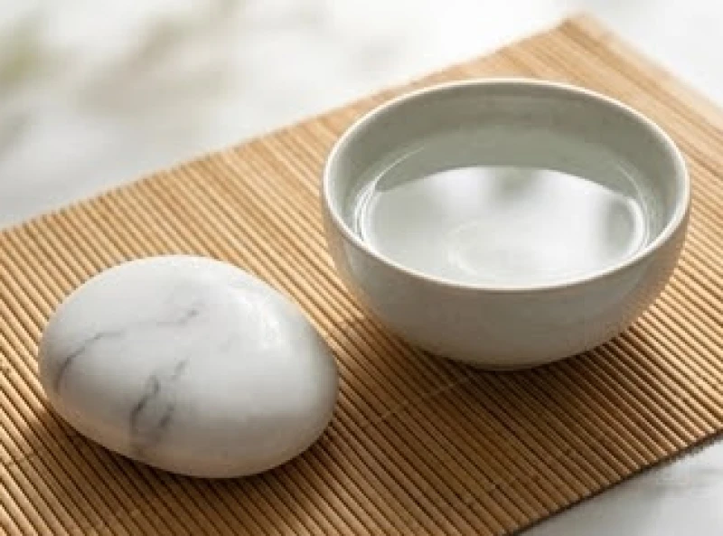 Bát nước tĩnh lặng và viên đá cẩm thạch trắng tượng trưng cho tính cách tinh khiết