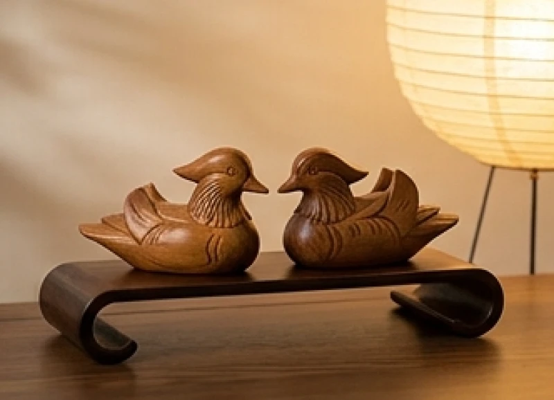 Đôi chim uyên ương bằng gỗ quý đặt trên kệ trang trí mang ý nghĩa gìn giữ hòa khí gia đình