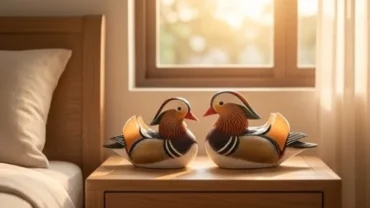 Đôi uyên ương gốm sứ trang trí trong không gian phòng ngủ mang lại may mắn cho tình duyên tuổi hợi năm 2026