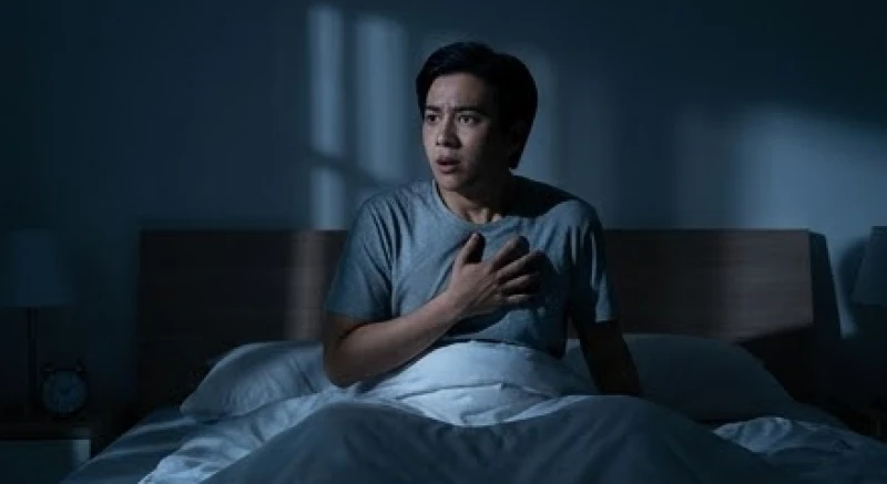 Một người phụ nữ choàng tỉnh trong đêm vì mơ thấy rụng răng hàm trên