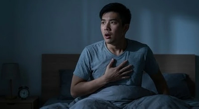 Người đàn ông vã mồ hôi và giật mình tỉnh giấc vào ban đêm sau khi mơ thấy chiến tranh