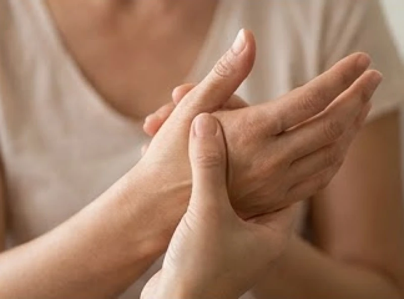 Ngón cái cong ra sau: Ý nghĩa tướng số và góc đo chuẩn y khoa 6 Bàn tay ôm lấy phần gốc ngón cái đang biểu hiện sự khó chịu do thói quen bẻ ép khớp sai cách