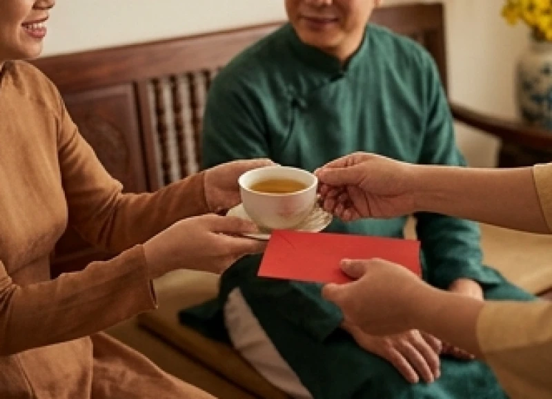 Ấm trà gừng nóng và phong bao lì xì đỏ giúp gia chủ hóa giải phần lớn năng lượng xung khắc.