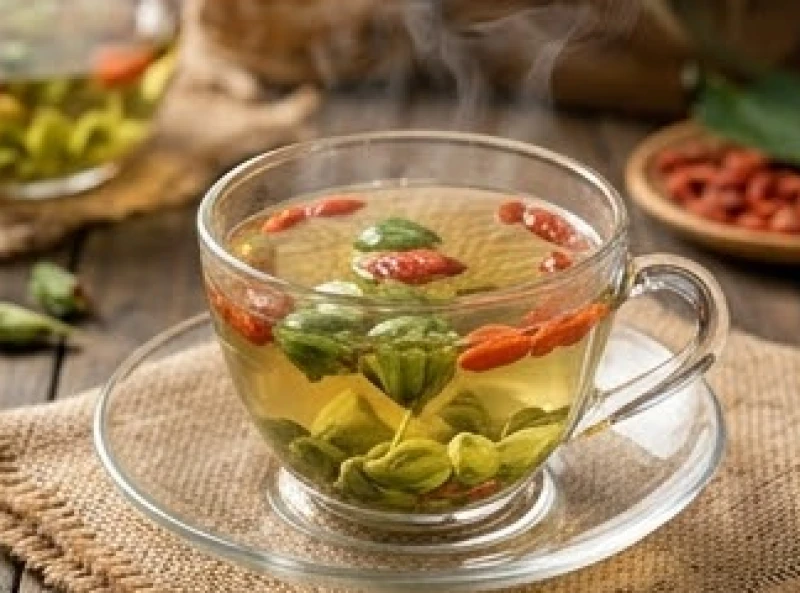 Sức khỏe tuổi Ngọ: Phác đồ dưỡng sinh và bố trí không gian 9 Tách trà thảo mộc ấm pha từ tâm sen xanh và hạt kỷ tử đỏ tươi giúp thư giãn tinh thần