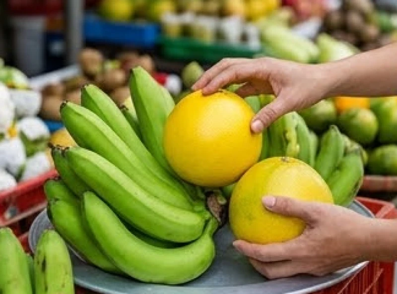 Lựa chọn kỹ lưỡng những quả bưởi và chuối tươi xanh, căng bóng không tì vết để bày lên mâm ngũ quả