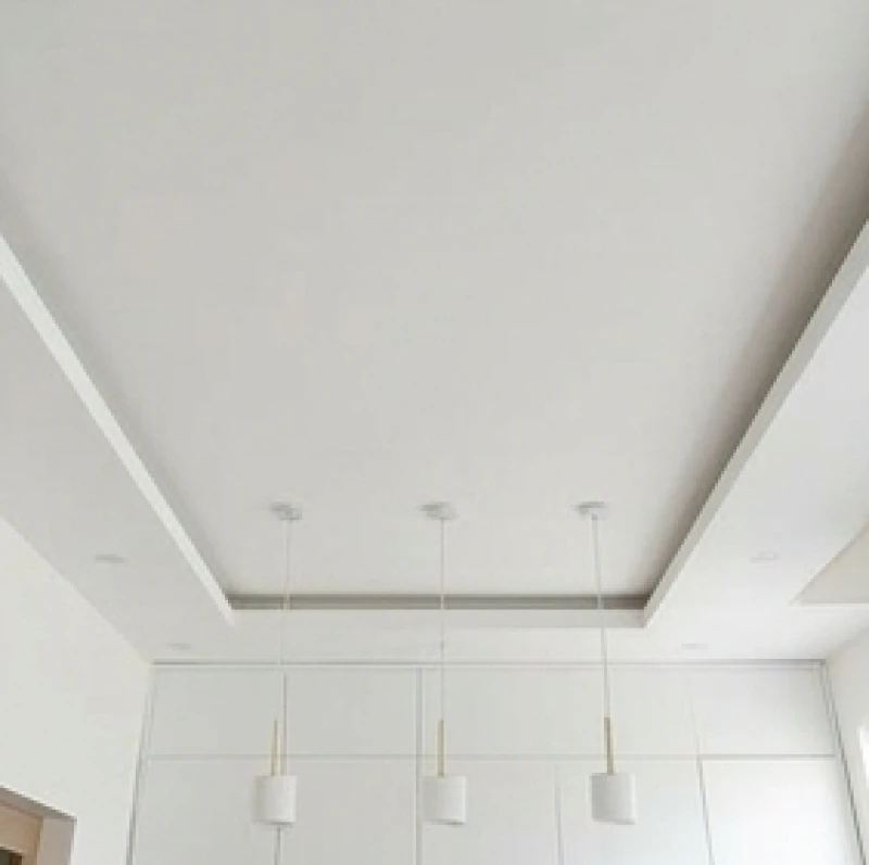 Hướng bếp hợp tuổi Ngọ: quy tắc chọn tuổi và đo bằng hướng lưng 11 Trần nhà thạch cao phẳng phiu che khuất hoàn toàn các thanh xà ngang bê tông phía trên khu vực bếp