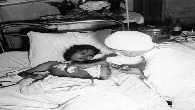 Bác sĩ đang chăm sóc vết thương cho chị Trần Thị Lý, năm 1958.