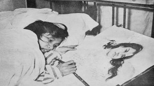Trần Thị Lý ký tặng vào bức tranh vẽ mình khi trên giường bệnh