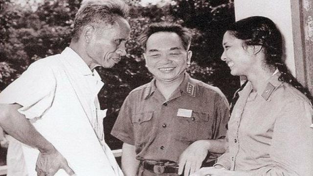 Anh hùng LLVT Trần Thị Lý trò chuyện cùng Thủ tướng Phạm Văn Đồng (bên trái) và Đại tướng Võ Nguyên Giáp năm 1975