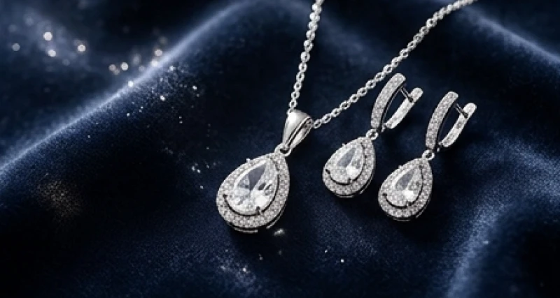 Mẫu trang sức cao cấp bằng bạc đính đá thạch anh trắng lấp lánh đặt trên nền vải nhung xanh đậm