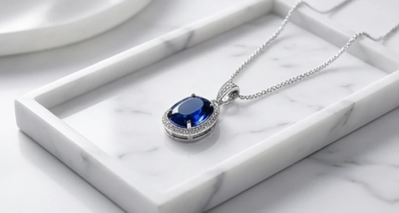 Bộ trang sức đá quý màu xanh dương đậm kết hợp bạc nguyên khối mang lại nguồn sinh khí cho người mệnh Thủy