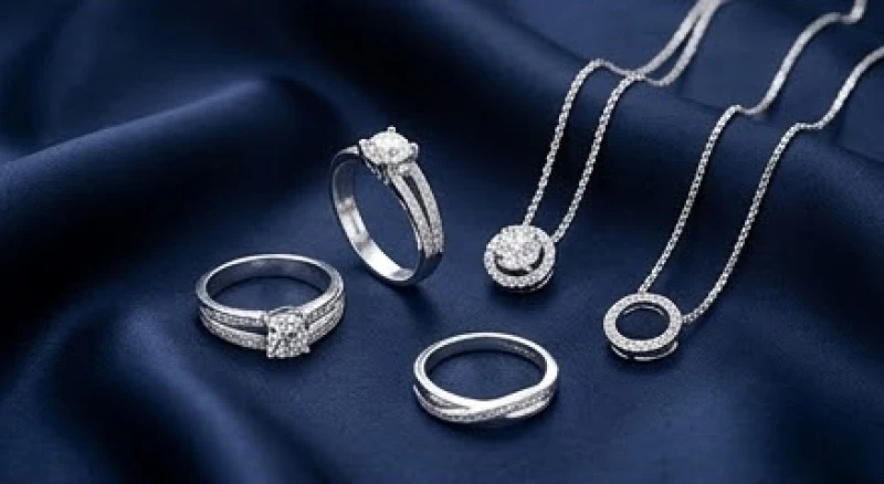 Mơ thấy trang sức vàng: Điềm báo theo vật phẩm & con số 3 Bộ sưu tập nhẫn và dây chuyền vàng trắng tinh tế trên nền lụa tối màu