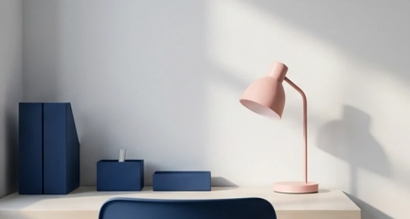 Một chiếc đèn bàn màu hồng pastel nhỏ nhắn đặt làm điểm nhấn tinh tế trong căn phòng tông màu xanh chủ đạo