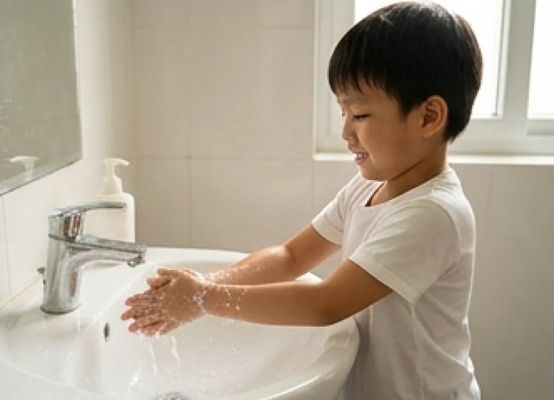 Tử vi tuổi Kỷ Hợi 2019 năm 2026: Vận hạn và học hành cho bé 5 Bé trai đang rửa tay bằng xà phòng dưới vòi nước sạch để phòng ngừa các bệnh truyền nhiễm
