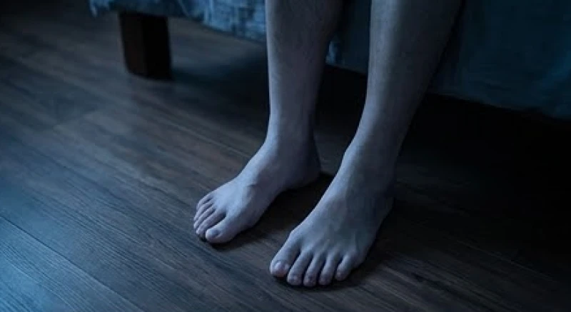 Lòng bàn chân lạnh buốt và tình trạng đổ mồ hôi trộm giữa đêm là biểu hiện rõ nét của sự suy giảm dương khí