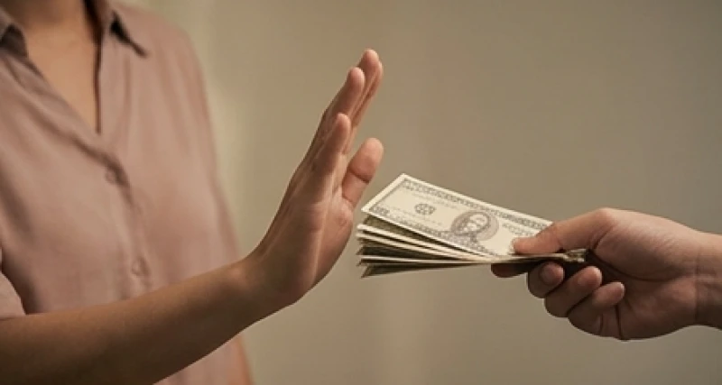 Mơ thấy người ta mượn tiền mình: Điềm báo và con số may mắn 5 Cái xua tay nhẹ nhàng nhưng dứt khoát nhằm từ chối một lời đề nghị liên quan đến tiền bạc