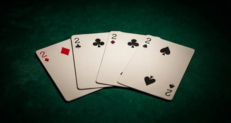 Mơ thấy đánh bài có tứ quý: Điềm báo hung cát & con số chi tiết 3 Bốn lá bài số hai quyền lực được trải ra trên bàn phản ánh tiềm năng may mắn bị kìm hãm