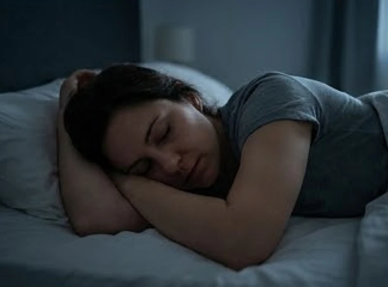 Người nằm gối đầu trực tiếp lên cánh tay trong khi ngủ trên chiếc giường êm ái