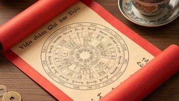 Lá số tử vi tuổi Kỷ Dậu 1969 năm 2026 đặt cạnh chén trà và đồng xu phong thủy trên bàn gỗ